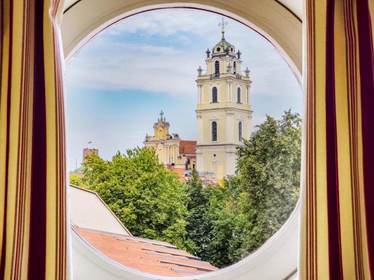 เรอแล แอนด์ ชาโต สติกลีไอ โฮเต็ล Aparthotel วิลนีอุส ภายนอก รูปภาพ The bell tower of the church