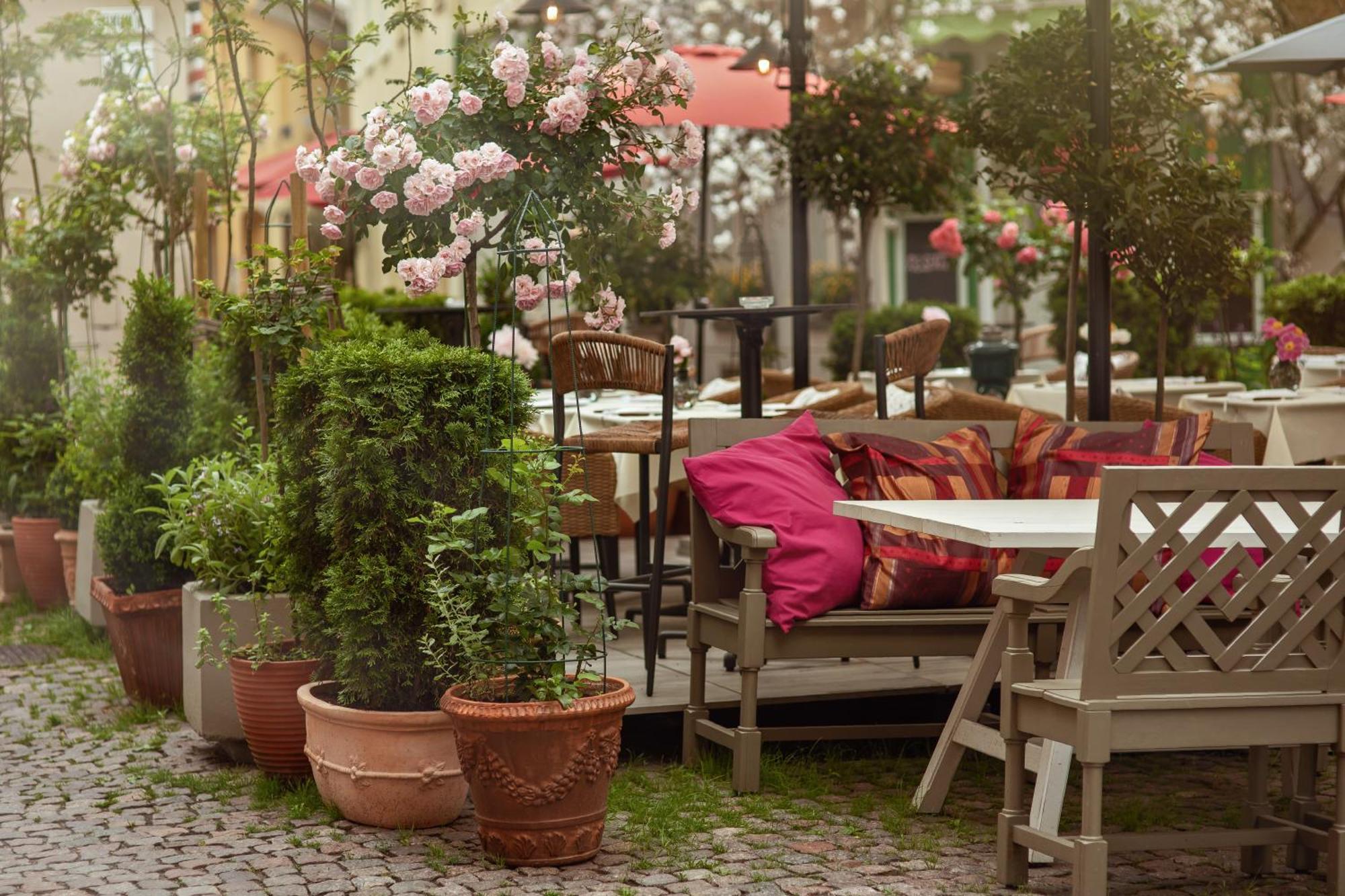 เรอแล แอนด์ ชาโต สติกลีไอ โฮเต็ล Aparthotel วิลนีอุส ภายนอก รูปภาพ The restaurant's garden