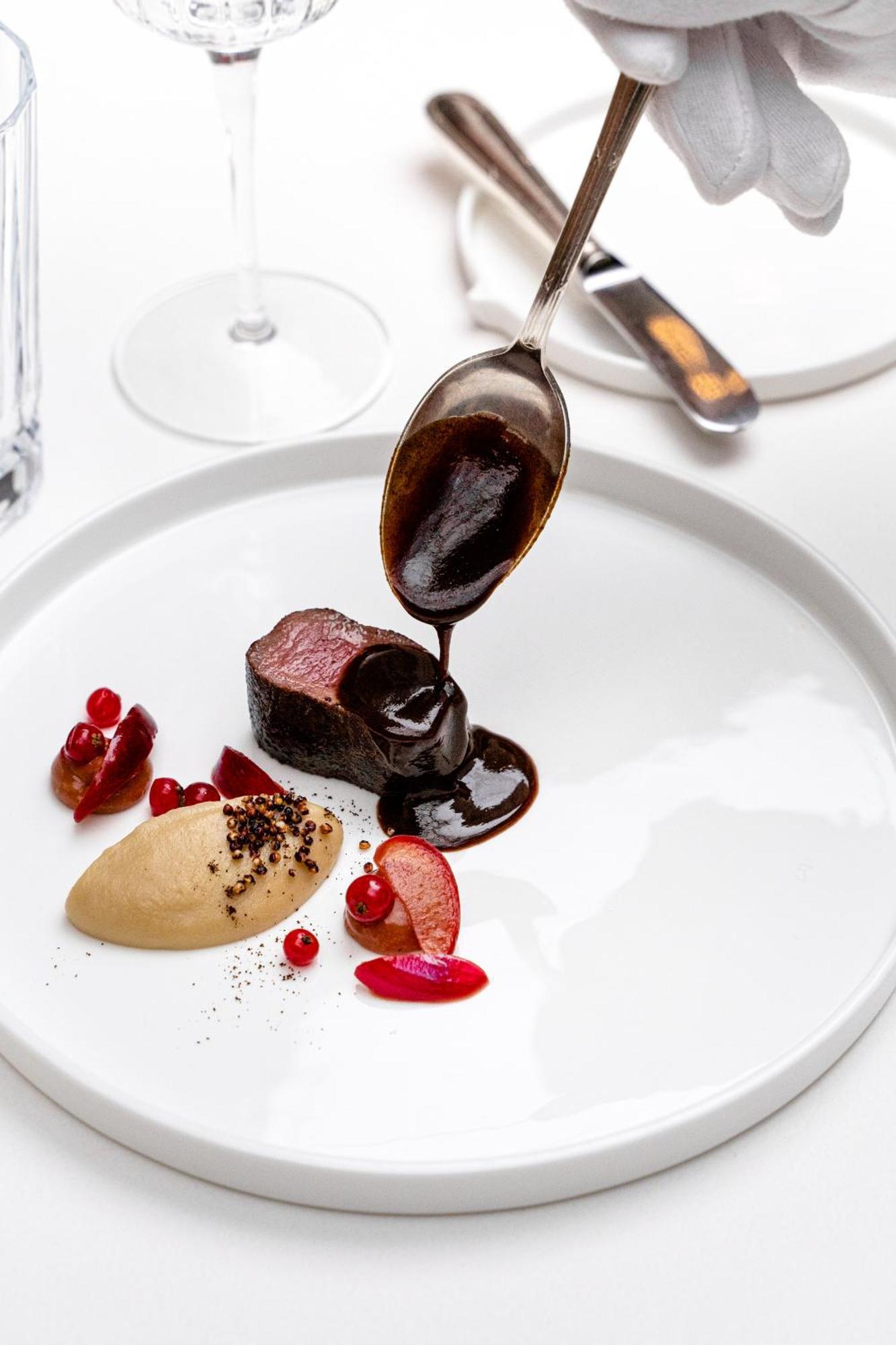 เรอแล แอนด์ ชาโต สติกลีไอ โฮเต็ล Aparthotel วิลนีอุส ภายนอก รูปภาพ A chocolate sauce being drizzled onto a dessert