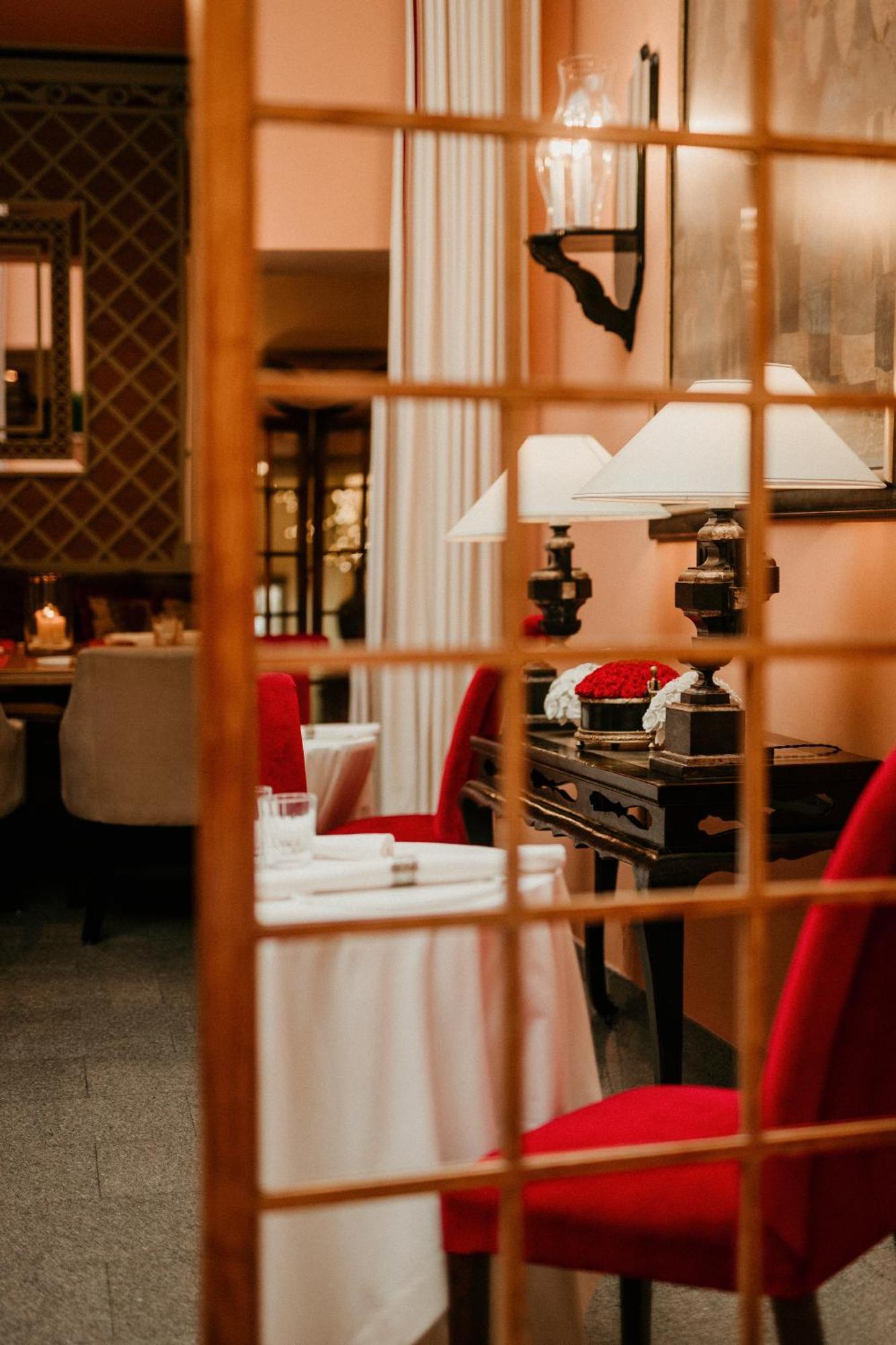 เรอแล แอนด์ ชาโต สติกลีไอ โฮเต็ล Aparthotel วิลนีอุส ภายนอก รูปภาพ Interior of the restaurant