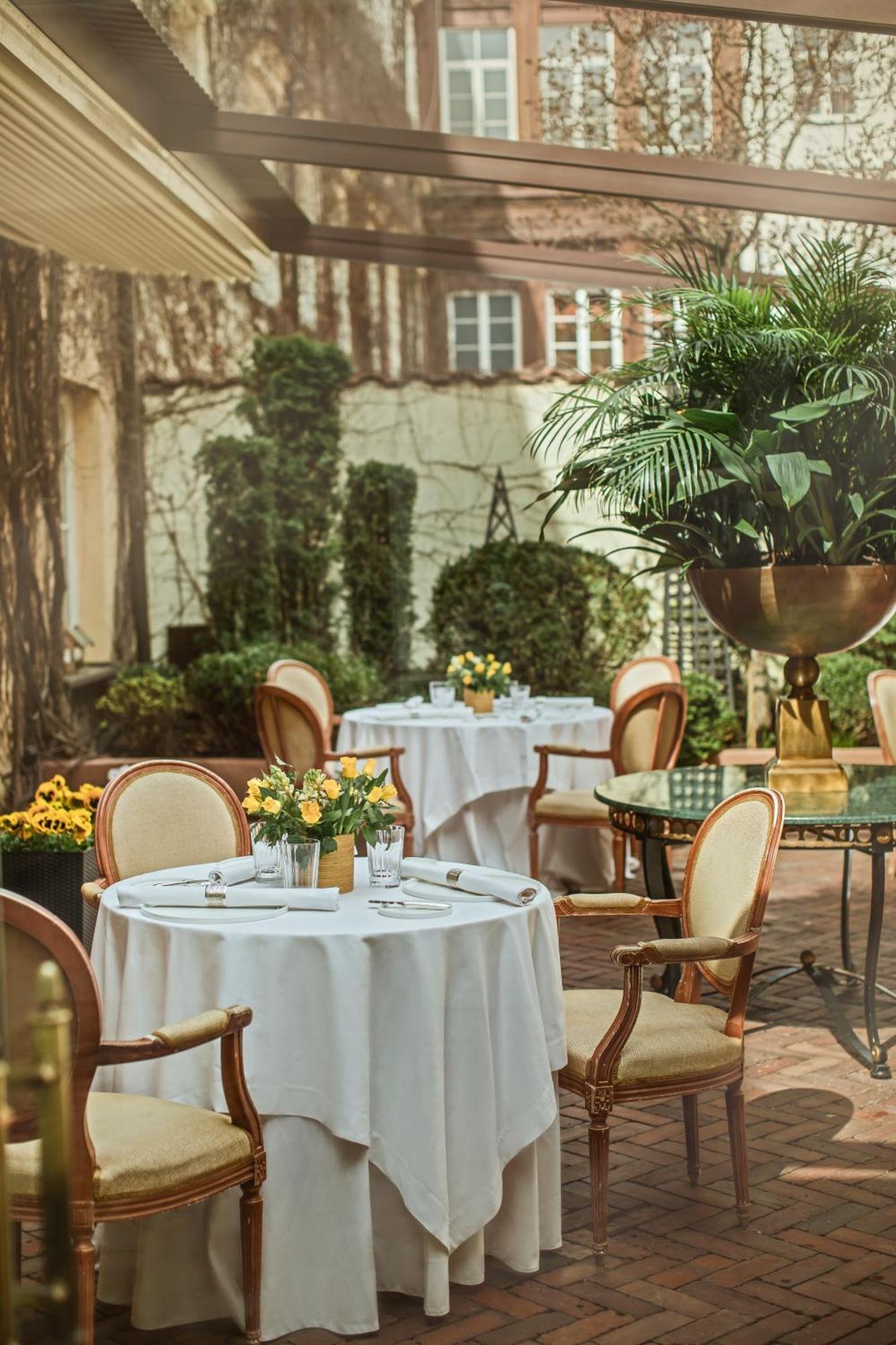 เรอแล แอนด์ ชาโต สติกลีไอ โฮเต็ล Aparthotel วิลนีอุส ภายนอก รูปภาพ The hotel's courtyard