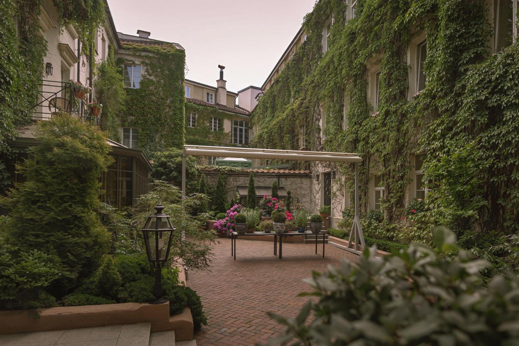 เรอแล แอนด์ ชาโต สติกลีไอ โฮเต็ล Aparthotel วิลนีอุส ภายนอก รูปภาพ The courtyard of the Hôtel de Matignon