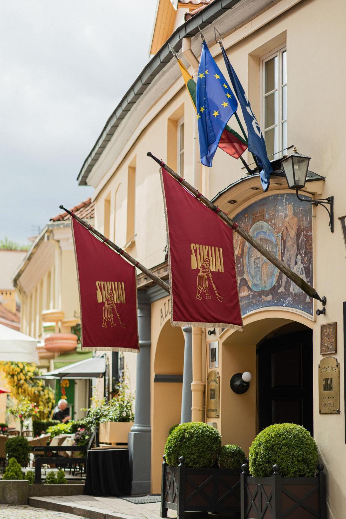 เรอแล แอนด์ ชาโต สติกลีไอ โฮเต็ล Aparthotel วิลนีอุส ภายนอก รูปภาพ The flag of the Order of St. Florian