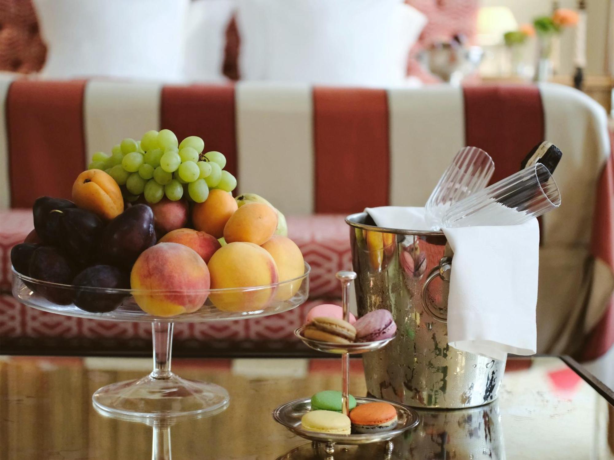 เรอแล แอนด์ ชาโต สติกลีไอ โฮเต็ล Aparthotel วิลนีอุส ภายนอก รูปภาพ Fruit and cheese plate