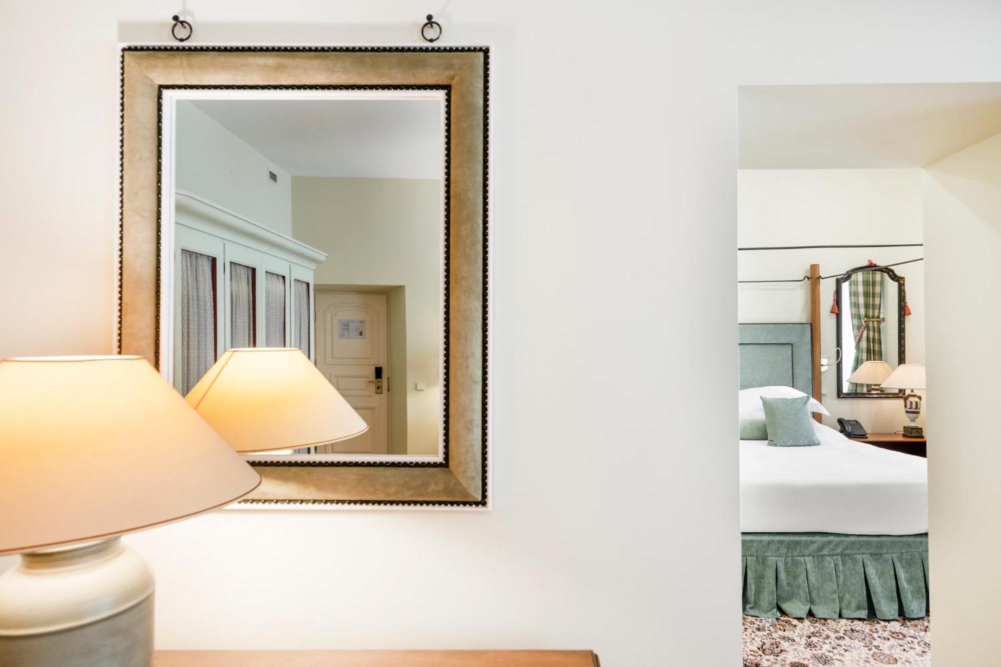 เรอแล แอนด์ ชาโต สติกลีไอ โฮเต็ล Aparthotel วิลนีอุส ภายนอก รูปภาพ A mirror