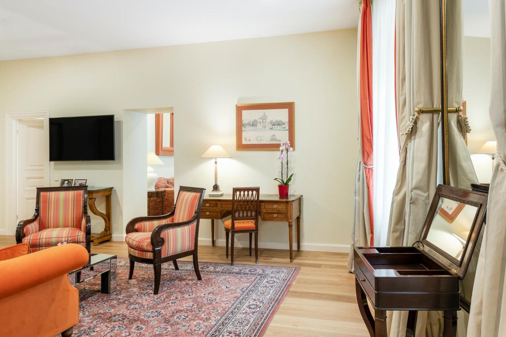 เรอแล แอนด์ ชาโต สติกลีไอ โฮเต็ล Aparthotel วิลนีอุส ภายนอก รูปภาพ A suite at the Hotel de Crillon