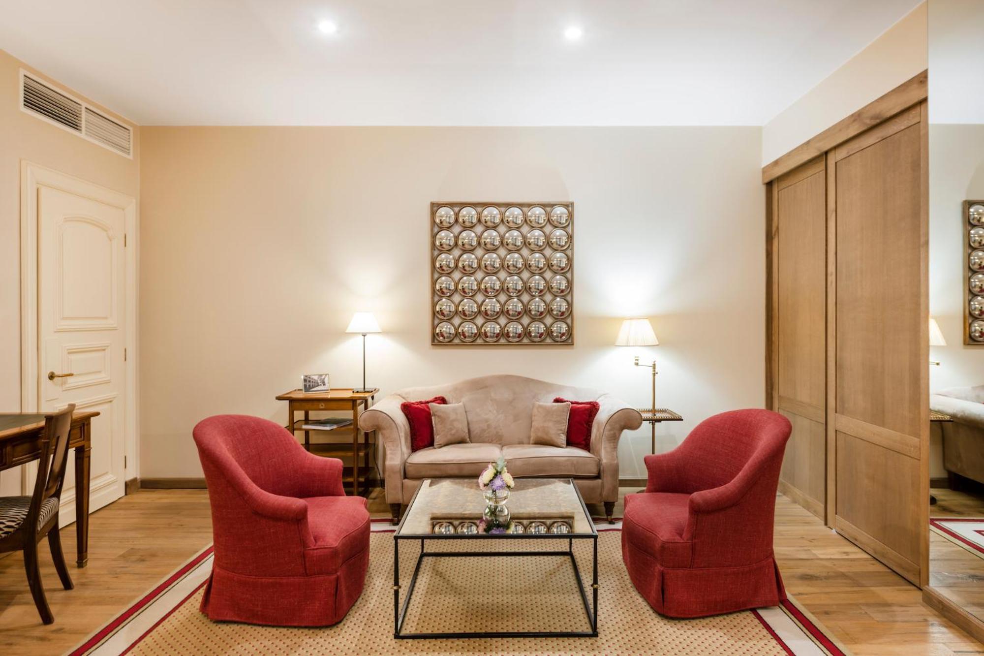 เรอแล แอนด์ ชาโต สติกลีไอ โฮเต็ล Aparthotel วิลนีอุส ภายนอก รูปภาพ A living room at the Mandarin Oriental, Munich