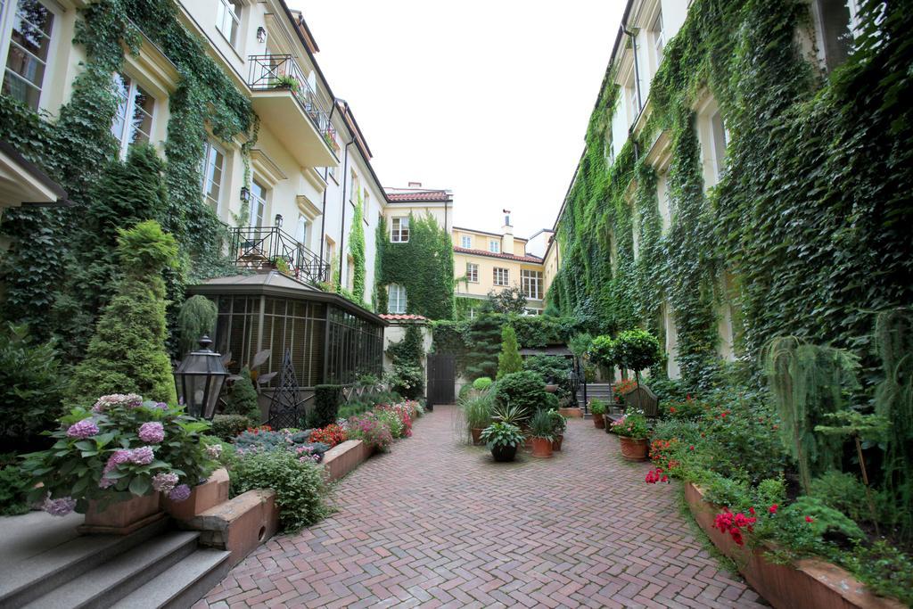 เรอแล แอนด์ ชาโต สติกลีไอ โฮเต็ล Aparthotel วิลนีอุส ภายนอก รูปภาพ The courtyard of the hotel