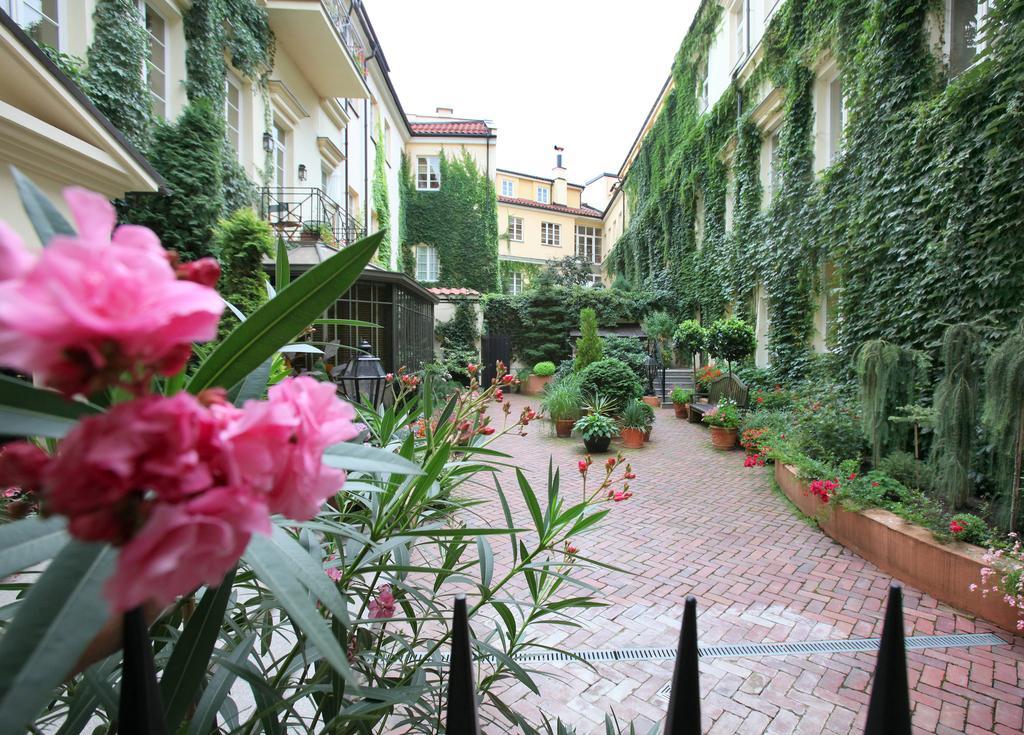 เรอแล แอนด์ ชาโต สติกลีไอ โฮเต็ล Aparthotel วิลนีอุส ภายนอก รูปภาพ The courtyard of the hotel
