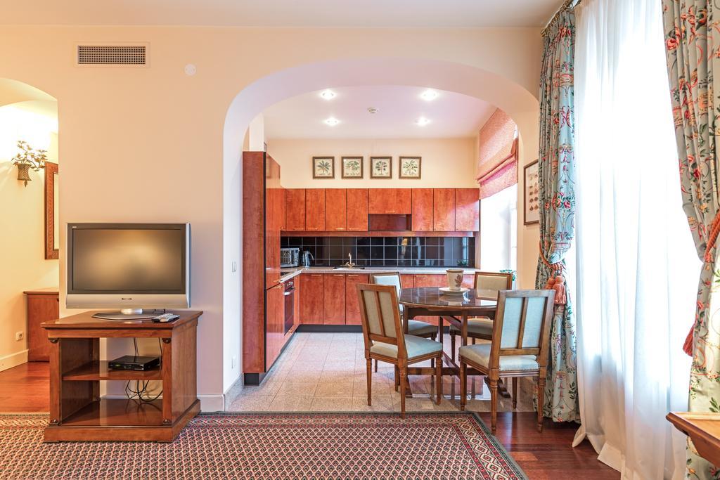 เรอแล แอนด์ ชาโต สติกลีไอ โฮเต็ล Aparthotel วิลนีอุส ภายนอก รูปภาพ A typical apartment