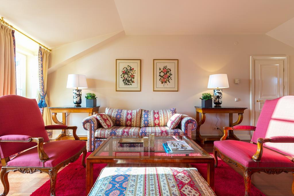 เรอแล แอนด์ ชาโต สติกลีไอ โฮเต็ล Aparthotel วิลนีอุส ภายนอก รูปภาพ A suite at the Hotel de Crillon