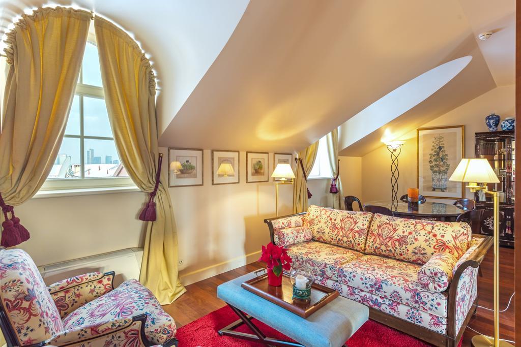 เรอแล แอนด์ ชาโต สติกลีไอ โฮเต็ล Aparthotel วิลนีอุส ภายนอก รูปภาพ A suite at the Hotel de Crillon