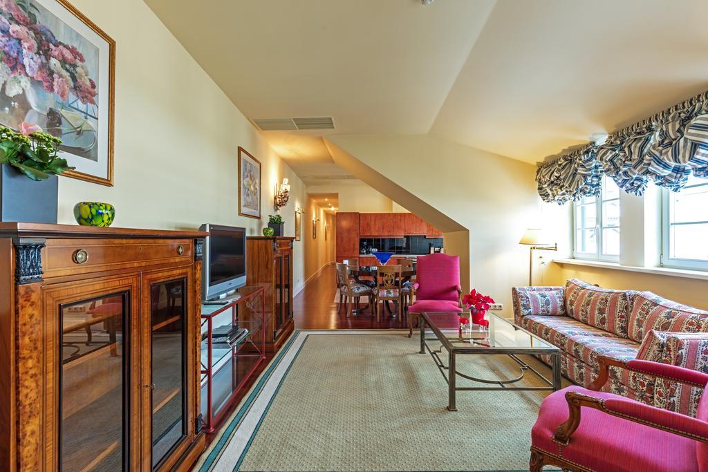 เรอแล แอนด์ ชาโต สติกลีไอ โฮเต็ล Aparthotel วิลนีอุส ภายนอก รูปภาพ The living room of the 1990s era suite