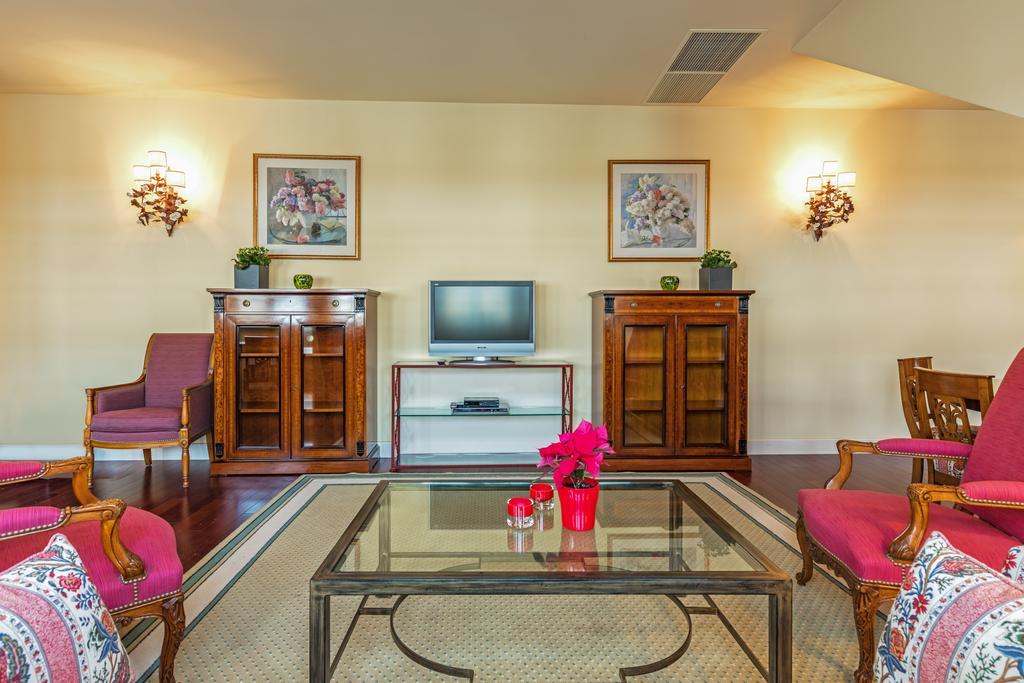เรอแล แอนด์ ชาโต สติกลีไอ โฮเต็ล Aparthotel วิลนีอุส ภายนอก รูปภาพ A living room at the hotel