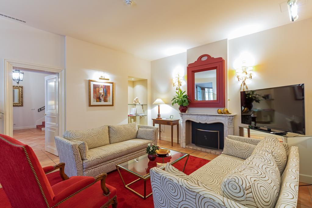 เรอแล แอนด์ ชาโต สติกลีไอ โฮเต็ล Aparthotel วิลนีอุส ภายนอก รูปภาพ A living room at the hotel